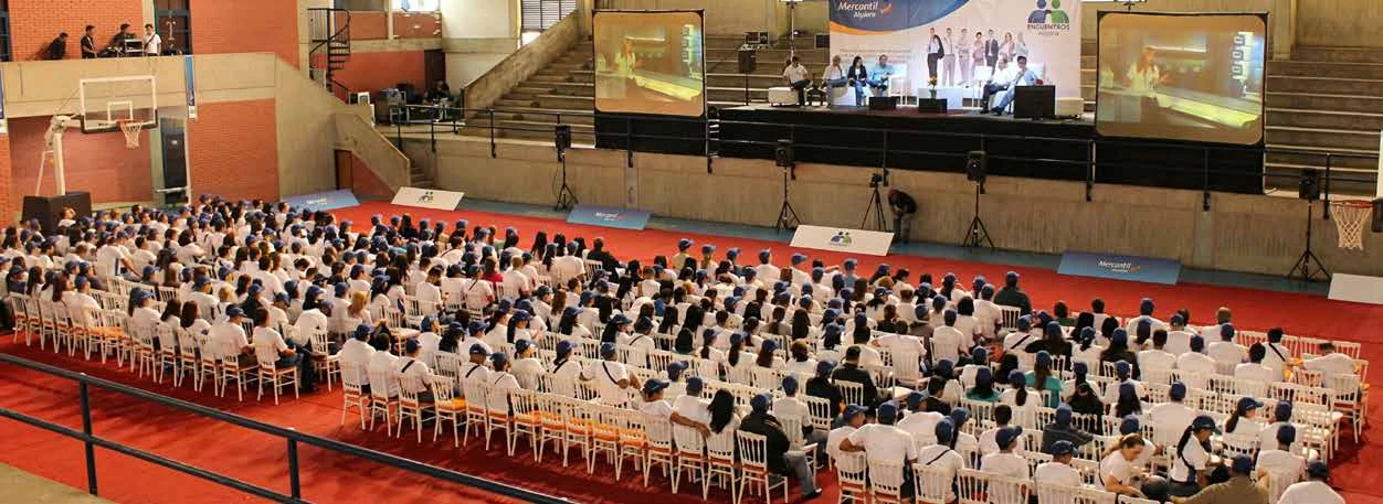 Convención corporativa con escenario y público sentado